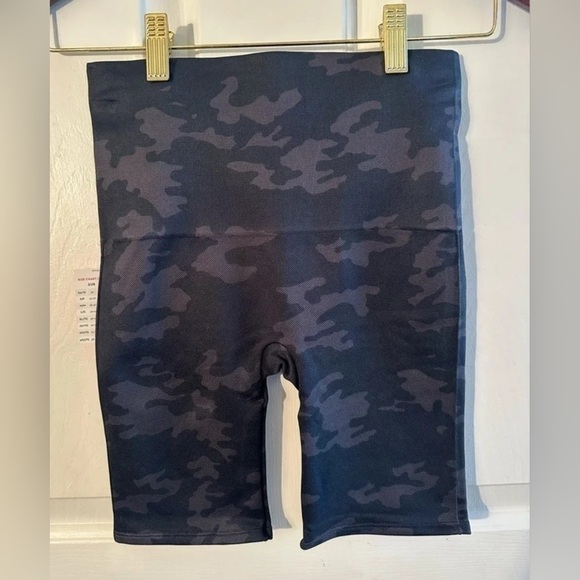 NWT SPANX XS LOOK AT ME NOW LAMN Bike Short
Black Camo Fitted Shapewear MSRP $58 - Picture 9 of 10